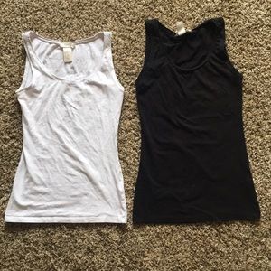 2 sleeveless tops in white and black XS